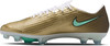 Goldene Nike Fußballschuhe mit türkisem Logo und weißen Schnürsenkeln.