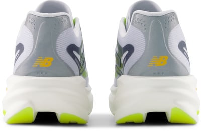 Rückansicht von weißen New Balance Laufschuhen mit gelbem Logo. Rückansicht von weißen New Balance Laufschuhen mit gelbem Logo.