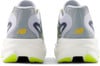 Rückansicht von weißen New Balance Laufschuhen mit gelbem Logo.