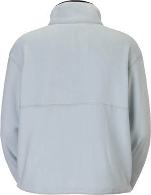 Rückseite einer hellblauen Fleecejacke mit hohem Kragen. Rückseite einer hellblauen Fleecejacke mit hohem Kragen.