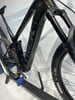 Detail eines Trek Mountainbikes mit Federung und Dämpfer.