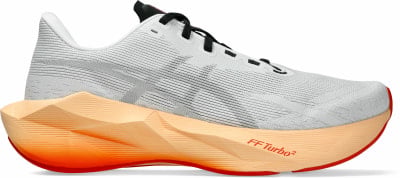 Weiße Laufschuhe mit orangefarbener Sohle und roter Kante. Weiße Laufschuhe mit orangefarbener Sohle und roter Kante.