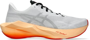 Weiße Laufschuhe mit orangefarbener Sohle und roter Kante.
