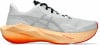Weiße Laufschuhe mit orangefarbener Sohle und roter Kante.