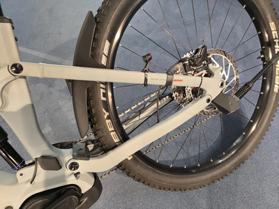 Hinterrad eines Mountainbikes mit Schutzblech und Scheibenbremse. Hinterrad eines Mountainbikes mit Schutzblech und Scheibenbremse.