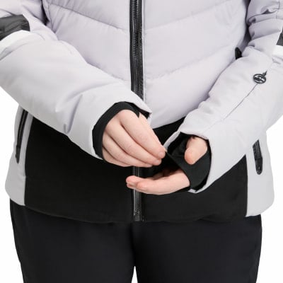 Nahaufnahme der Jacke mit schwarzen Bündchen und gesteppter Vorderseite.