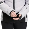 Nahaufnahme der Jacke mit schwarzen Bündchen und gesteppter Vorderseite.