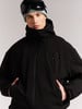 Mann in schwarzer Skijacke und Skibrille.