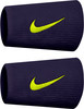 Zwei dunkelblaue Stoffarmbänder mit einem leuchtend gelben Nike-Logo.