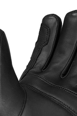 Detail einer schwarzen Lederhandschuhs mit sichtbaren Nähten.