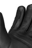 Detail einer schwarzen Lederhandschuhs mit sichtbaren Nähten.