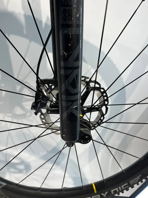 Fahrradgabel mit Scheibenbremse und Speichen. Fahrradgabel mit Scheibenbremse und Speichen.