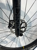 Fahrradgabel mit Scheibenbremse und Speichen.