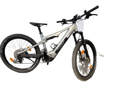 Silbernes E-Bike mit Federung und schwarzen Rädern auf weißem Hintergrund. Silbernes E-Bike mit Federung und schwarzen Rädern auf weißem Hintergrund.
