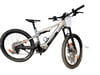 Silbernes E-Bike mit Federung und schwarzen Rädern auf weißem Hintergrund.