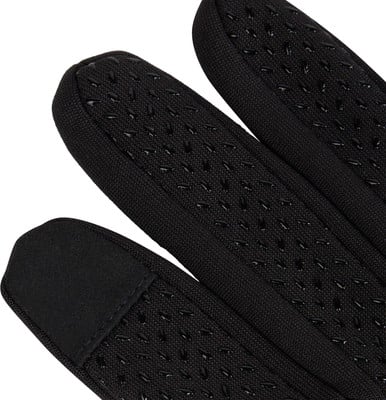 Detail einer schwarzen Handschuhe mit rutschfesten Punkten auf den Fingern. Detail einer schwarzen Handschuhe mit rutschfesten Punkten auf den Fingern.