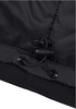 Detail schwarzer Kleidung mit verstellbarem Kordelzug.