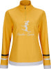 Ein gelbes Langarmshirt mit einem Skifahrer-Aufdruck und dem Schriftzug 'Powder-Queen'.