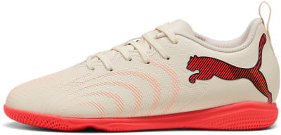 Beige Hallenschuhe von Puma mit rotem Logo und Sohle. Beige Hallenschuhe von Puma mit rotem Logo und Sohle.