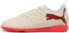 Beige Hallenschuhe von Puma mit rotem Logo und Sohle.