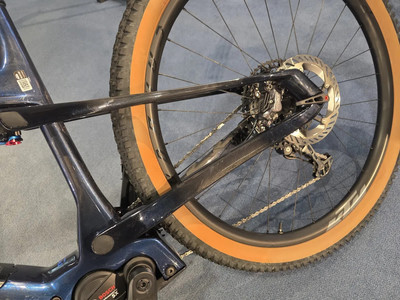Detail des dunklen blauen E-Bikes mit Scheibenbremse und Reifen. Detail des dunklen blauen E-Bikes mit Scheibenbremse und Reifen.