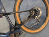 Detail des dunklen blauen E-Bikes mit Scheibenbremse und Reifen.