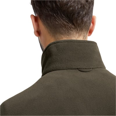Detail des Nackens eines Mannes in einer dunkelgrünen Fleecejacke. Detail des Nackens eines Mannes in einer dunkelgrünen Fleecejacke.