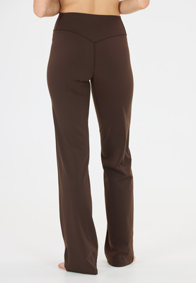 Rückansicht einer Person in braunen High-Waist-Leggings. Rückansicht einer Person in braunen High-Waist-Leggings.