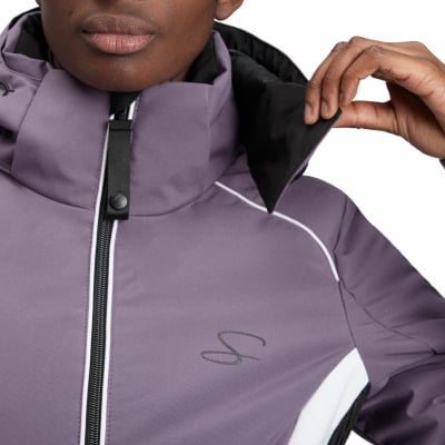 Detail einer Kapuzenjacke mit Logo, Reißverschluss und weißer Paspel. Detail einer Kapuzenjacke mit Logo, Reißverschluss und weißer Paspel.