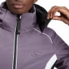 Detail einer Kapuzenjacke mit Logo, Reißverschluss und weißer Paspel.