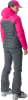 Frau in rosa Jacke, grauer Hose und Skischuhen.