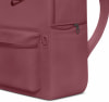 Detail eines Nike-Rucksacks mit Reißverschlusstasche vorne und Logo.