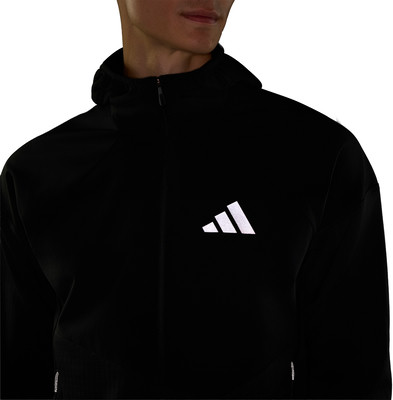 Schwarze Kapuzenjacke mit Adidas-Logo auf der Brust. Schwarze Kapuzenjacke mit Adidas-Logo auf der Brust.