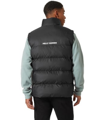 Férfi fekete steppelt Helly Hansen mellényben, hátulról.