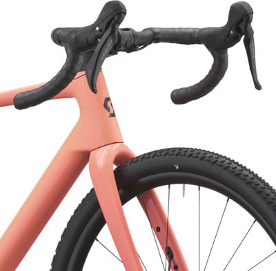 Ein rosa Fahrrad mit schwarzem Lenker und Reifen. Ein rosa Fahrrad mit schwarzem Lenker und Reifen.