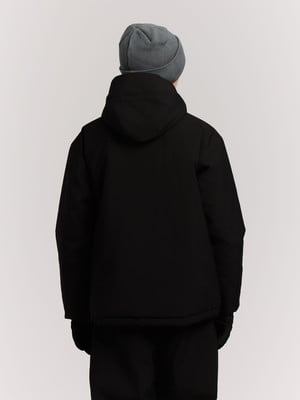Rückansicht einer Person in schwarzer Kapuzenjacke und grauem Beanie.