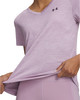 Damen-T-Shirt in Lila mit Under Armour-Logo und V-Ausschnitt.