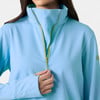 Detail eines hellblauen Fleece-Oberteils für Damen mit Reißverschluss am Kragen.