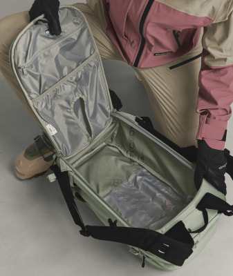 Ein offener Rucksack mit vielen Taschen und Fächern, bereit zum Befüllen. Ein offener Rucksack mit vielen Taschen und Fächern, bereit zum Befüllen.