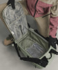 Ein offener Rucksack mit vielen Taschen und Fächern, bereit zum Befüllen.