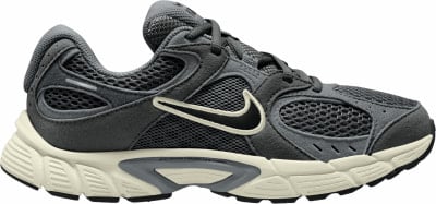 Grauer Herren-Laufschuh von Nike mit heller Sohle und schwarzem Logo. Grauer Herren-Laufschuh von Nike mit heller Sohle und schwarzem Logo.