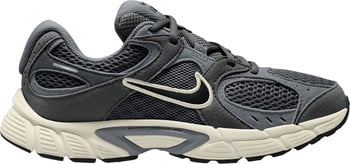 Šedé pánske bežecké topánky Nike so svetlou podrážkou a čiernym logom.