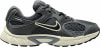 Grauer Herren-Laufschuh von Nike mit heller Sohle und schwarzem Logo.