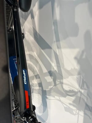 Teil eines E-Bikes mit der Aufschrift ePRO und der Nummer 2.2. Teil eines E-Bikes mit der Aufschrift ePRO und der Nummer 2.2.