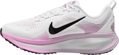 Weiße Nike Laufschuhe mit schwarzem Swoosh und rosa Streifen. Weiße Nike Laufschuhe mit schwarzem Swoosh und rosa Streifen.