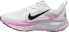 Weiße Nike Laufschuhe mit schwarzem Swoosh und rosa Streifen.