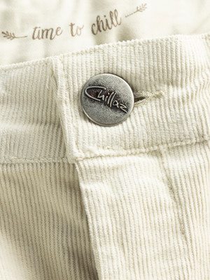 Beigefarbene Cordhose mit Logo-Knopf und Schriftzug. Beigefarbene Cordhose mit Logo-Knopf und Schriftzug.