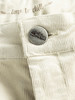 Beigefarbene Cordhose mit Logo-Knopf und Schriftzug.