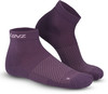 Lila Knöchel-Socken mit LENZ-Logo und Rautenmuster.