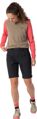 Eine Frau in einem Langarmshirt und Shorts mit bunten Socken und Schuhen. Eine Frau in einem Langarmshirt und Shorts mit bunten Socken und Schuhen.